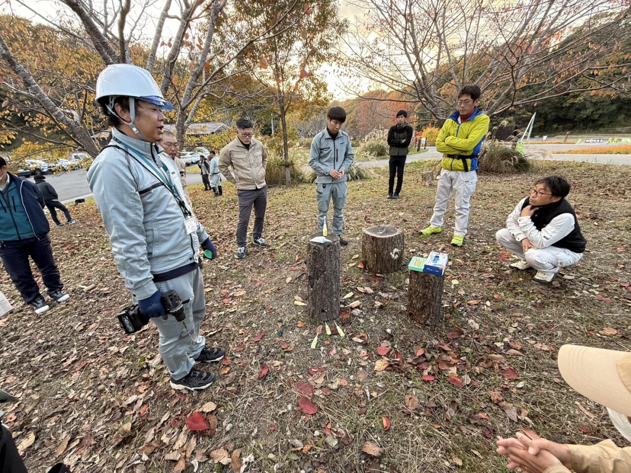 クビアカツヤカミキリ対策について屋外で講師の説明を聞く参加者たちの様子